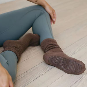 Chaussettes de yoga longues et amples de couleur unie, chaussettes de ballet populaires, chaussettes de Pilates, chaussettes de studio pour femmes avec poignées - Product Image 3