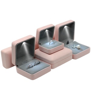 Boîte d'emballage carrée en cuir PU EVERWIN avec lumière LED pour bracelet, étui de rangement pour bijoux, coffret cadeau élégant pour bracelet et collier - Product Image 1