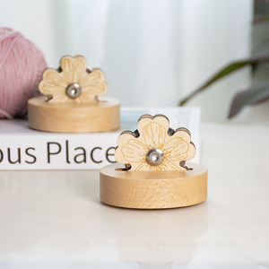 Coupe-fil en bois massif Daisy, outil artisanal, dispositif de coupe de fil de bureau - Product Image 1