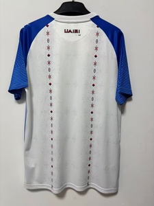 เสื้อฟุตบอลแขนสั้นสีแดงน้ำเงินขาวของเฮติรุ่นใหม่สำหรับผู้ชาย รุ่นแฟนคลับ ผลิตจากโพลีเอสเตอร์ 100% พิมพ์ลายด้วยความร้อน - Product Image 4