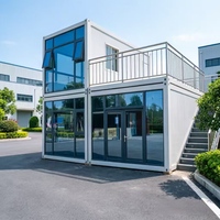 Maison modulaire à deux étages avec conteneur détachable, structure en acier blanc, façade vitrée, terrasse sur le toit, escalier pour usage en usine, usine industrielle ou bureau