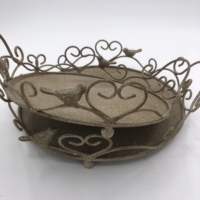 Plateau de rangement décoratif vintage en métal vieilli avec finition laquée, motif oiseau et cœur ajouré, style rustique pour cuisine, salle de bain ou table.