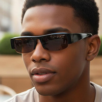 Lunettes de soleil classiques demi-cerclées rectangulaires pour hommes et femmes, idéales pour les activités de plein air, avec protection UV et design de marque promotionnel.
