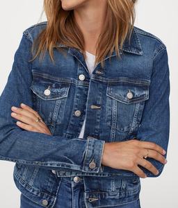 Chaqueta Vaquera Ajustada de Mujer con Detalles de Crochet y Borreguito, Logotipo Personalizado, Forro Sintético Impermeable, Diseño Profesional, Decoración con Botones - Product Image 3