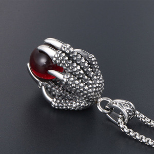 Colgante de garra de dragón de acero inoxidable con incrustaciones rojas, collar para hombre SP437 - Product Image 2