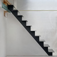 Escalier flottant moderne sur mesure en acier à poutre unique pour intérieur, marches en bois massif, balustrade en verre ultra-transparent