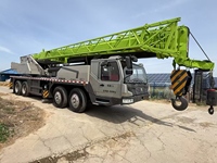 Grue sur camion Zoomlion ZTC700 à cinq flèches, capacité de 70 tonnes, flèche télescopique, moteur Caterpillar, hauteur de levage de 60 m, grue d'occasion sécurisée