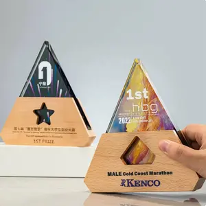 Vente en gros de plaques triangulaires en bois de cristal K9 personnalisées avec technique sculptée trophée d'impression couleur et boîte-cadeau