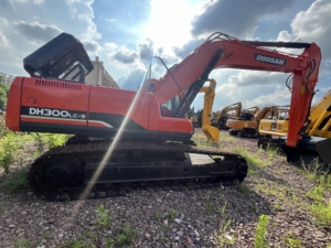 Excavatrice hydraulique d'occasion originale coréenne Doosan DH300LC-7 30 tonnes |   Godet Kubota attaché |   Heures de travail réduites |   Expédition mondiale - Product Image 6
