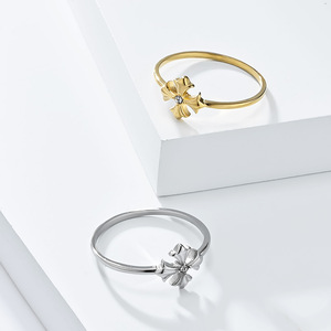 แหวนสแตนเลสลายดอกไม้ สีเงิน สีทอง เครื่องประดับผู้หญิง ของขวัญ แฟชั่น น้ำหนักเบา สไตล์หรูหรา - Product Image 1