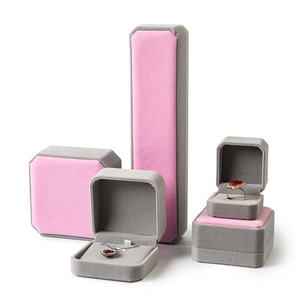 Joyero de franela suave <span class=keywords><strong>rosa</strong></span> y negro pequeño de lujo con logotipo personalizado, estuche de embalaje de regalo, collar de terciopelo, anillo ranurado en relieve rígido - Product Image 1