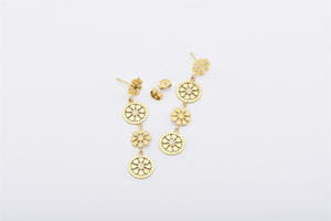 Selección cuidadosa Accesorio de moda Pendientes llamativos de oro de 23 quilates Pendientes de rueda florales - Product Image 6