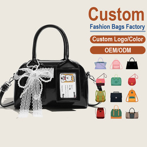 Bolso bandolera de piel sintética auténtica – Acabado brillante con lazo de encaje |   Una Delicada Combinación de Encanto Juvenil y Moda Moderna - Product Image 1