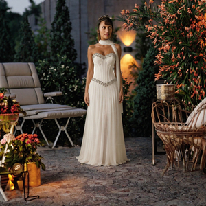 Robe de soirée/mariage Sharon Said SF257 Rouge Dubaï, élégante, dos nu, ornée de sequins et d'un nœud en strass, en cachemire, longueur ras du sol, coupe trapèze, taille naturelle, de luxe - Product Image 3