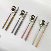 Ensemble de 2 pièces de style coréen de couleur personnalisée par commande, ensemble de dîner en acier inoxydable avec cuillère et baguettes avec poignée de couleur