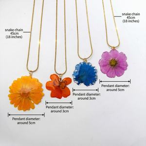 Collier pendentif en fleurs naturelles (Senna, <span class=keywords><strong>Cosmos</strong></span>, <span class=keywords><strong>graines</strong></span> noires, Nigella) avec chaîne serpent en acier inoxydable doré - Product Image 4