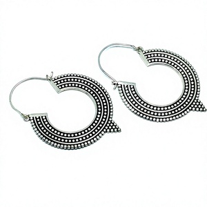 Boucles d'oreilles créoles en argent oxydé, style gitan tribal, motif tournesol et lotus, très populaires - Product Image 4