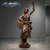 Sculpture en bronze coulé décorative d'intérieur pour hall d'hôtel, représentant la déesse Diana Artemis moderne à robe drapée et chien de chasse, 180 cm