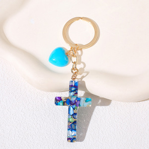 Vente en gros usine Nouveau style Européen/Américain Pendentif Cœur Croix en Résine Époxy Porte-clés Breloque pour Sac à Dos Femme Modèle Y053 - Product Image 3