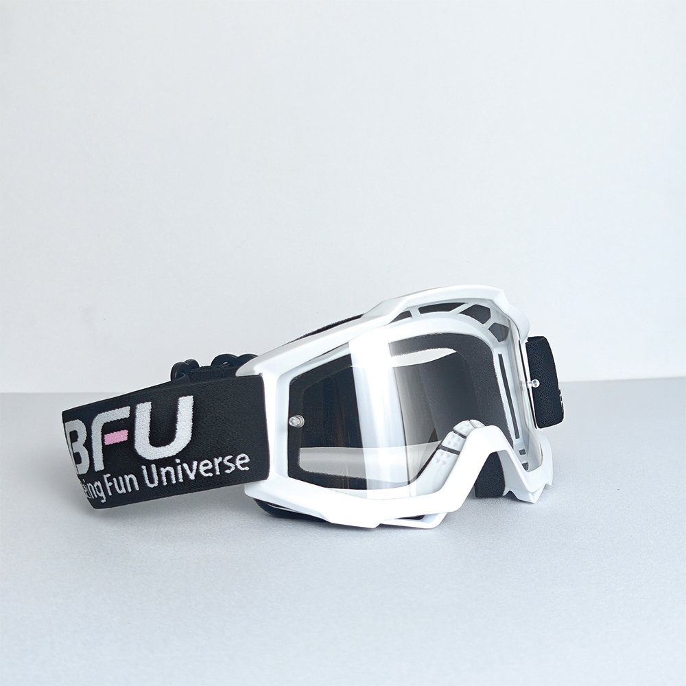 Lunettes transparentes à monture blanche