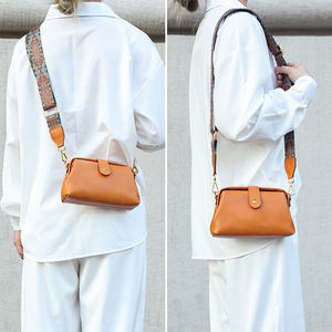 Sac en <span class=keywords><strong>cuir</strong></span> véritable pour femmes New Fashion Women's Simple Doctor's Handbag Vegetable Tanned Leather Single Shoulder Crossbody Pack - Product Image 3