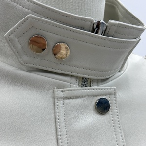 Veste en cuir PU tendance pour femmes, <span class=keywords><strong>beige</strong></span>, coupe courte, coupe-vent avec poches zippées, veste en cuir directement de l'usine - Product Image 3