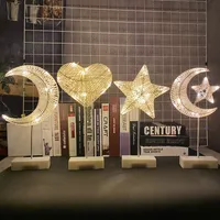Nouvelle lampe de chevet moderne nordique en forme de lune, idéale pour la décoration de chambre à coucher et les éclairages d'ambiance.