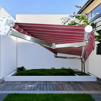 Auvent rétractable en alliage d'aluminium personnalisé, design incurvé résistant au vent, télécommande, protection UV, stores extérieurs commerciaux
