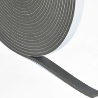 Bande adhésive en mousse PVC souple à cellules fermées haute densité 380 kg/m³ 220 kg/m³ à une face pour l'étanchéité des conduits CVC, des climatiseurs et des vitres de fenêtres