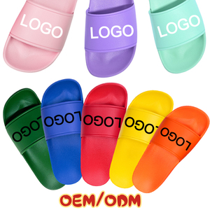 Claquettes personnalisées en gros avec logo 3D en relief pour hommes et femmes, idéales pour l'extérieur - Product Image 1