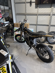 La Mejor y Más Moderna Motocicleta Eléctrica Surron Ultra Bee de 74v 21kw, Ambos Colores, Homologada para Circular por Carretera - Product Image 5