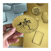 12X24 Fibre de Carbone 0.8mm Gravure Laser Blancs En Cuir Logo Noir Au Laser Avec Adhésif