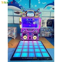 Machine de jeu de danse d'arcade avec musique activée par la danse, scène de fête de parc d'attractions