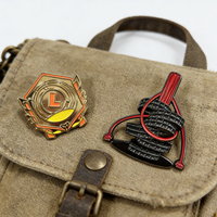Badges métalliques personnalisés en alliage de zinc 3D gaufré, étiquettes logo pour sacs, chapeaux, chaussures, vêtements, étanches, OEM, vente en gros, faible MOQ