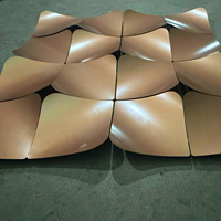 Modernas Placas de Techo Falso Cuadradas de Aluminio Ignífugas con Diseño Geométrico Cortado con Láser para Vestíbulos de Hoteles y Salas de Exposiciones