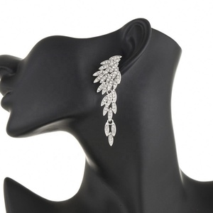 Boucles d'oreilles pendantes longues en alliage avec strass, style européen et américain, tendance, forme d'aile, vintage, polyvalentes, design exquis et raffiné pour femme - Product Image 1