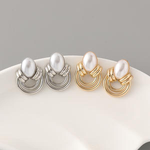 Pendientes de tuerca de estilo Vintage a la moda para mujer, exquisita perla, patrón geométrico suave, accesorios de fiesta, regalos, latón - Product Image 6