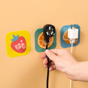 Ganchos decorativos al por mayor de fábrica, ganchos de dibujos animados de la serie Kiki, ganchos fuertes sin taladro para cocina y baño. - Product Image 1