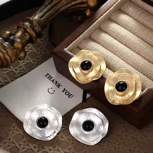 Boucles d'oreilles créoles excentriques de style vintage européen et américain, texture métallique lourde, style médiéval pour femmes - Product Image 4