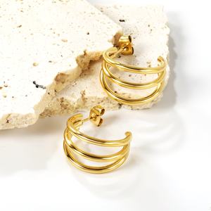 Boucles d'oreilles imperméables bijoux en acier inoxydable plaqué or 18 carats boucles d'oreilles créoles <span class=keywords><strong>creuses</strong></span> à trois couches en <span class=keywords><strong>forme</strong></span> <span class=keywords><strong>de</strong></span> C pour femmes - Product Image 6