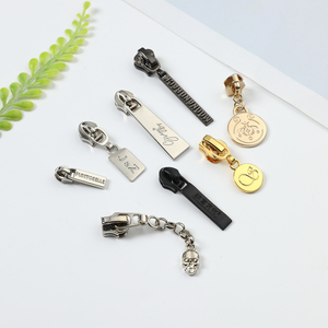 2025 mới tùy chỉnh Dập nổi 3D Logo Hợp kim kẽm niken-miễn phí dây kéo pullers & Thanh trượt cho hàng may mặc tùy chỉnh thiết kế thương hiệu - Product Image 5