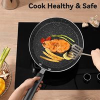 Poêle à frire noire antiadhésive avec poignée sûre au toucher froid, idéale pour les steaks, les crêpes et les œufs frits, ustensile de cuisson antiadhésif pour le petit-déjeuner, compatible four, chauffe uniformément