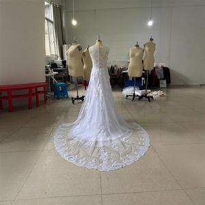 La nouvelle robe de marié<span class=keywords><strong>e</strong></span> simple à col en V et dentelle, avec une coupe évasé<span class=keywords><strong>e</strong></span> amincissante et une traîne, est la pièce maîtresse des mariées, un rêve de conte de fées. - Product Image 5
