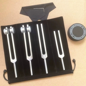 Kit de diapasons lestés 4-en-1 pour thérapie vibratoire à fréquence OM, avec marteau, chiffon de nettoyage et sac en velours – Vente en gros - Product Image 3