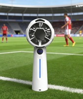 Werbegeschenk für Fußballfans: Tragbarer Mini-Fußballventilator mit 1800mAh Akku, stufenloser Regulierung, 100 Windstufen und digitaler Anzeige.