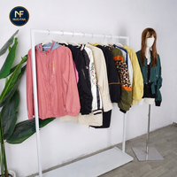 Jaket Wanita Bekas Kondisi Hampir Baru Berbagai Model Paket Campuran Bersih Ukuran Bebas Pakaian Bekas Guangdong