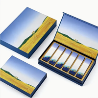 Boîte cadeau en papier écologique en forme de livre bleu, couverture rigide, avec logo personnalisé en relief, laminage mat, avec poignée