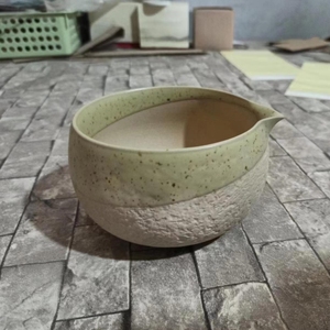 Bol à matcha en céramique de 600 ml avec bec verseur et drain, disponible en différentes couleurs au choix - Product Image 1