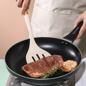 Espátula de silicona Royal Cuisine con mango de madera, juego de utensilios de cocina antiadherentes de 8 piezas para freír carne y ajo - Product Image 1