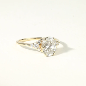 แหวนหมั้นเพชรอาร์ตเดโค 1.25 กะรัต E VS เพชรเพาะเลี้ยงหรือเพชรธรรมชาติ เป็นมิตรต่อสิ่งแวดล้อม ตัวเรือนแบบหนามเตย ดีไซน์หรูหรา ประกายระยิบระยับ - Product Image 2